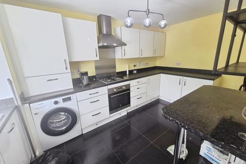 4 bedroom terraced house to rent, Willmott Road, Rushden, NN10