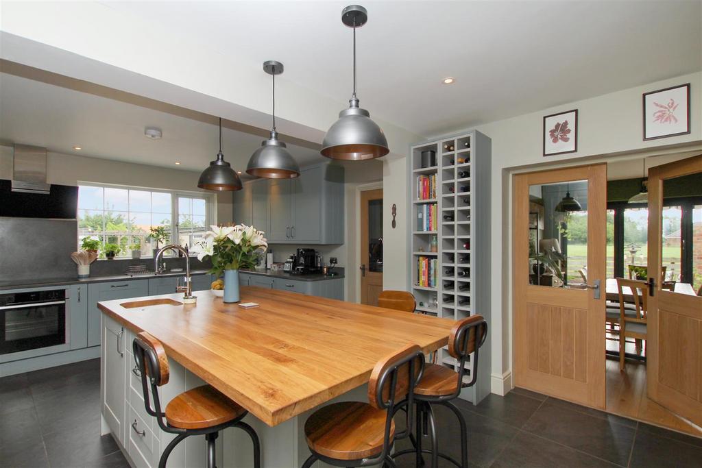 Kitchen - L.JPG