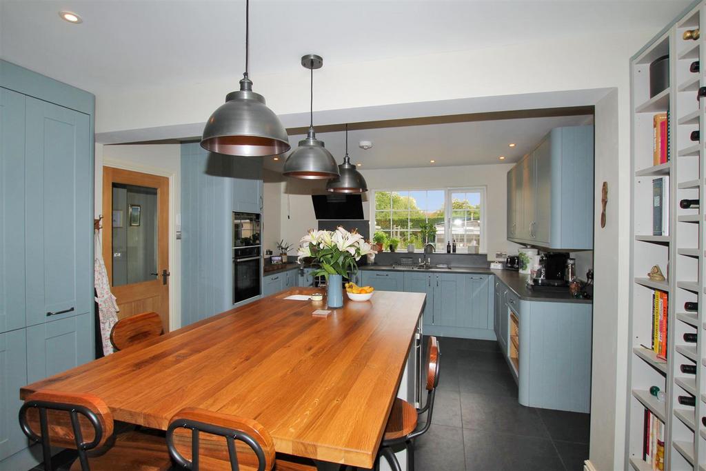 Kitchen - h.JPG