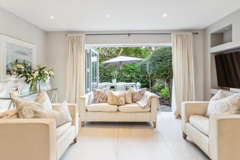 undefined, Warrens End, Rowtown, Surrey, KT15
