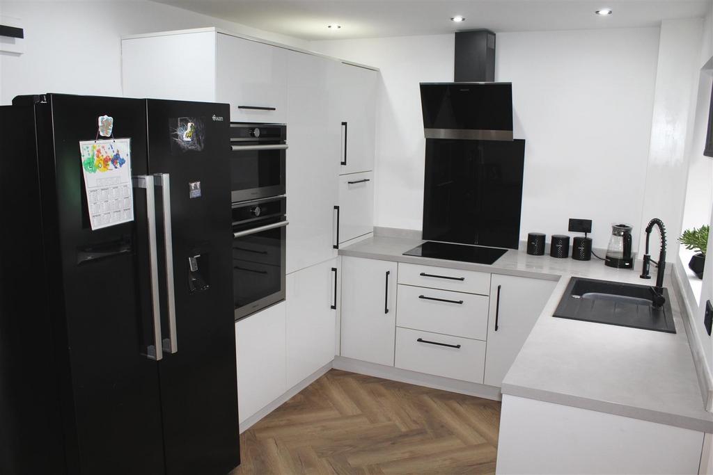 KITCHEN & DINING ROOM