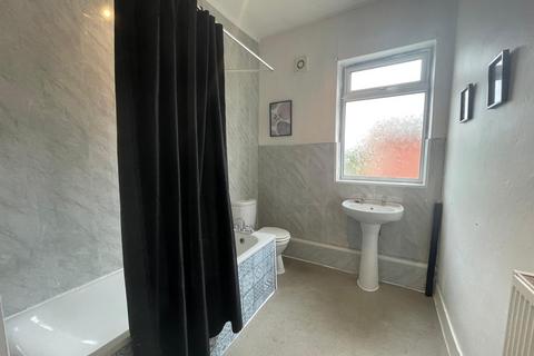 2 bedroom terraced house to rent, Plank Lane, Leigh
