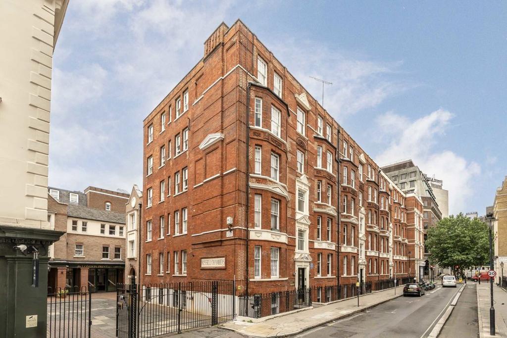 Bury Place, London WC1A 2 bed flat - &pound;3,449 pcm (&pound;796 pw)