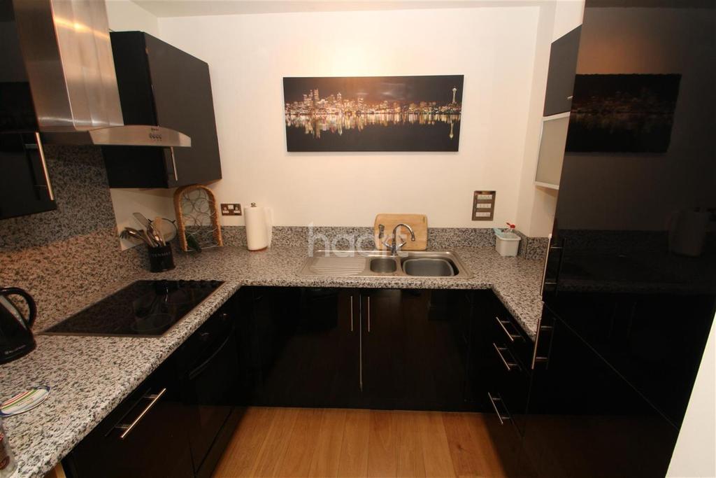 Emerson House Emerson Park RM11 2 bed flat £1,200 pcm (£277 pw)
