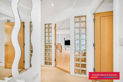 2 bedroom flat to rent, Melfield Gardens, London, SE6