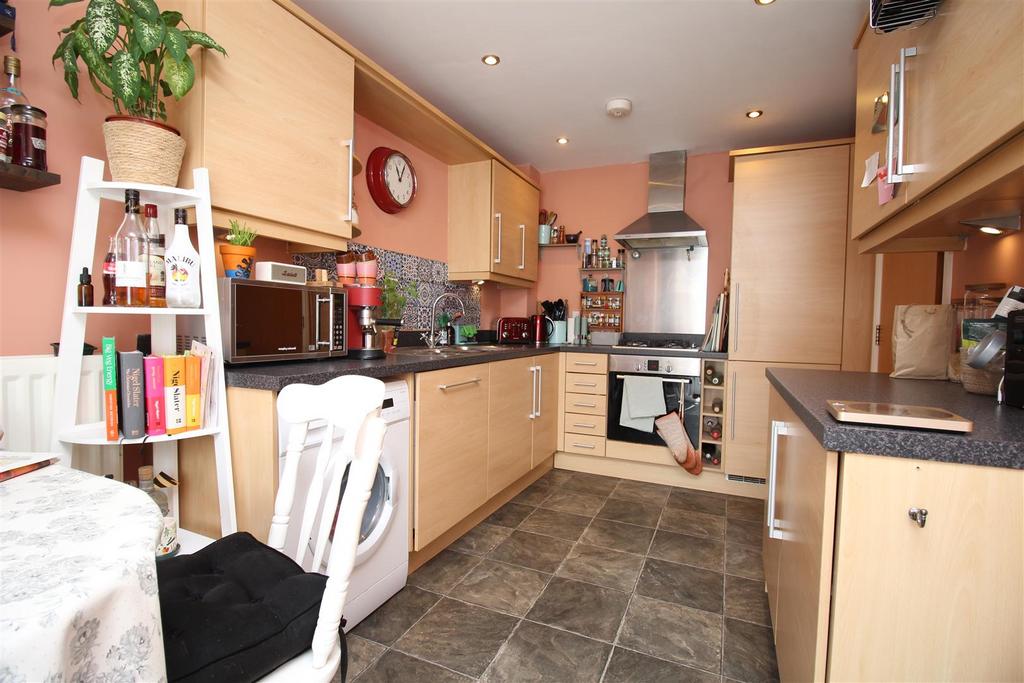 George Roche Road, Canterbury 2 bed ground floor flat - £1,400 pcm (£ ...
