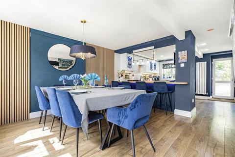 4 bedroom detached house for sale, Kestrel Way, Bicester