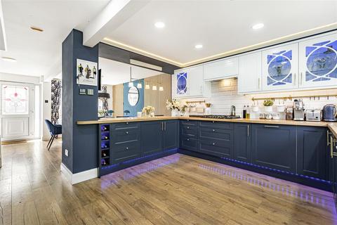 4 bedroom detached house for sale, Kestrel Way, Bicester