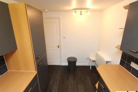 2 bedroom flat to rent, North Werber Place, Fettes, Edinburgh, EH4