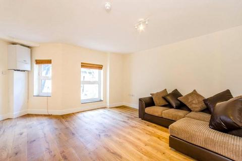 2 bedroom apartment to rent, High Street, London, N8