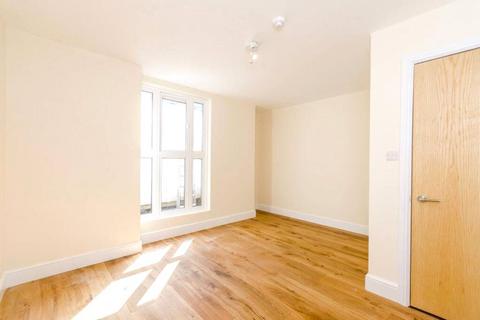 2 bedroom apartment to rent, High Street, London, N8