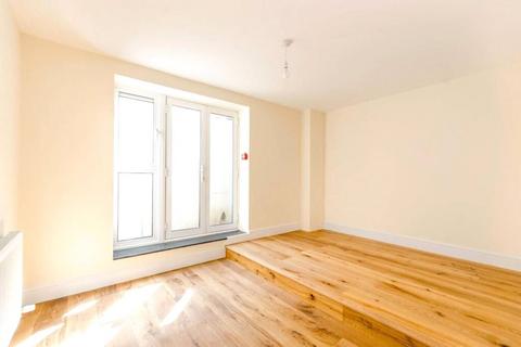 2 bedroom apartment to rent, High Street, London, N8