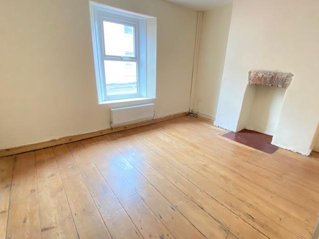 LOUNGE/6th BEDROOM