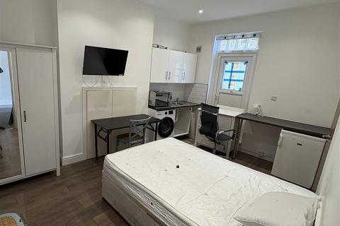 Studio to rent, Brent Street, Hendon