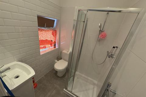 Studio to rent, Brent Street, Hendon