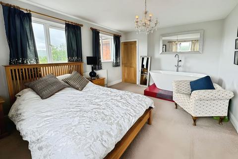 4 bedroom detached house to rent, Poulton Hill, Marlborough, SN8 1AZ
