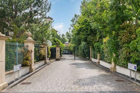 undefined, Chesham Close, London, NW7