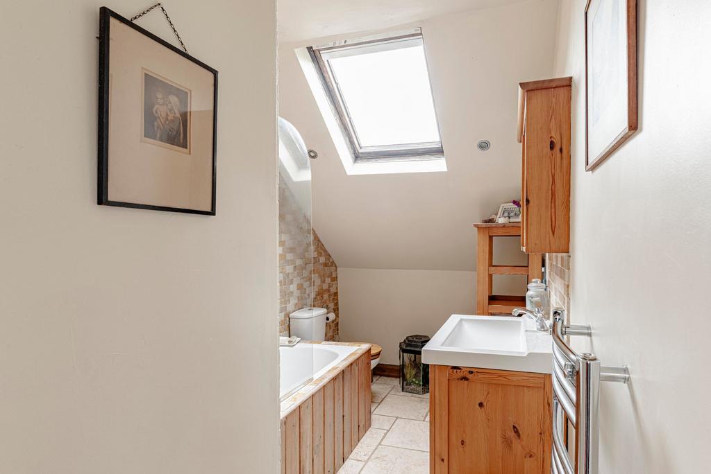 Bathroom W.C (2)