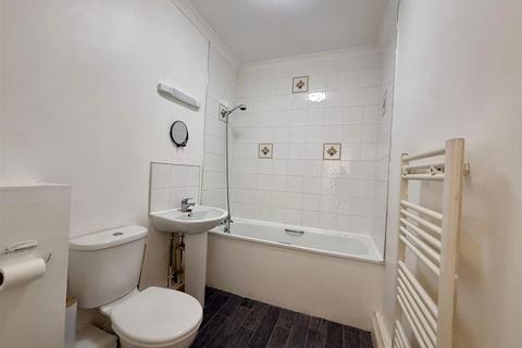 2 bedroom property to rent, South Street, Romford