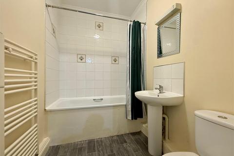 2 bedroom apartment to rent, South Street, Romford