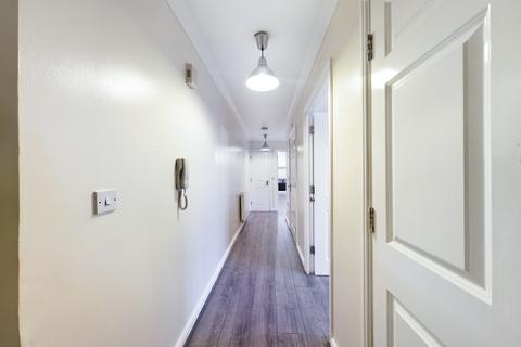 2 bedroom flat to rent, South Street, Romford RM1
