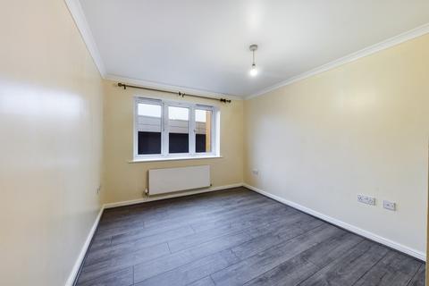 2 bedroom flat to rent, South Street, Romford RM1
