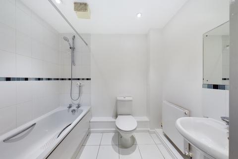 2 bedroom flat to rent, South Street, Romford RM1