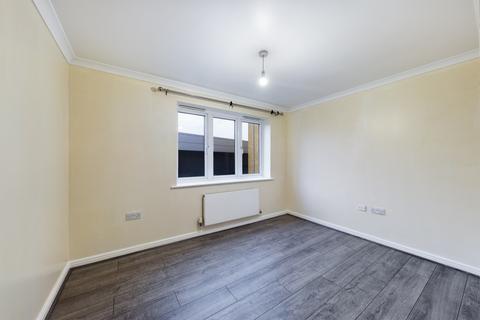 2 bedroom flat to rent, South Street, Romford RM1