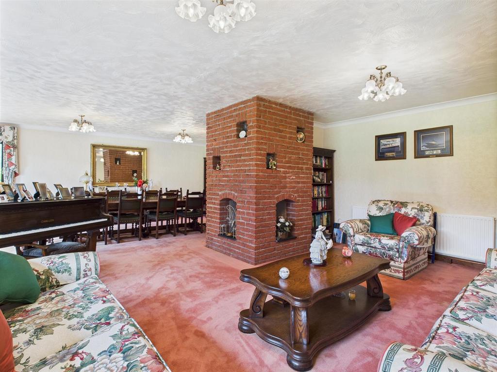 Lounge/Dining Room
