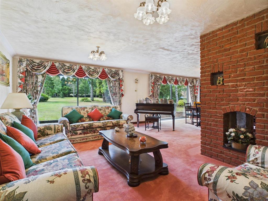 Lounge/Dining Room