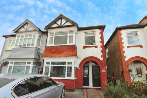1 bedroom ground floor flat to rent, Carlton Road, Romford RM2