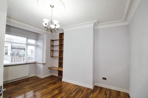 1 bedroom ground floor flat to rent, Carlton Road, Romford RM2