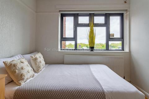 1 bedroom in a flat share to rent, Lower Road, London SE16