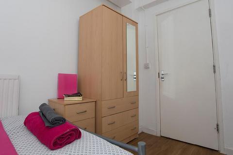 1 bedroom in a flat share to rent, Lower Road, London SE16