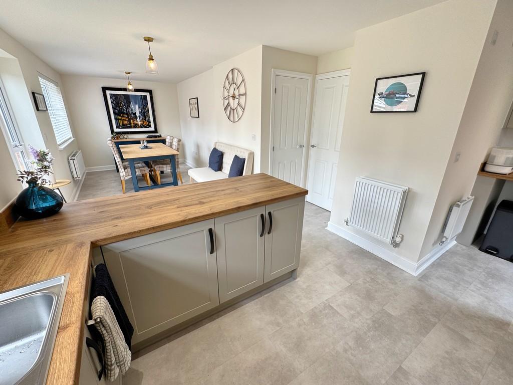 Kitchen to diner