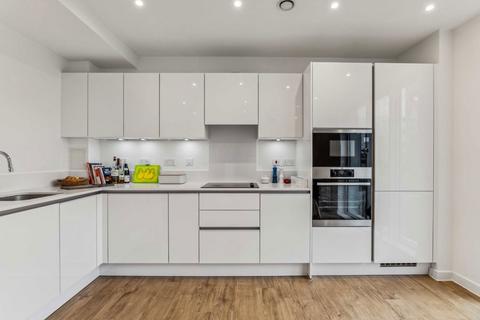 2 bedroom flat to rent, Cornforth Lane, London NW7