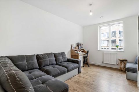 2 bedroom flat to rent, Cornforth Lane, London NW7