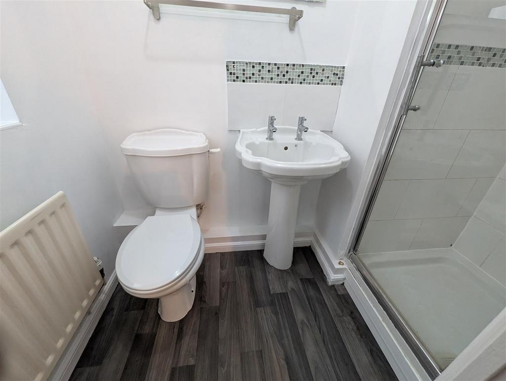 En suite shower room: