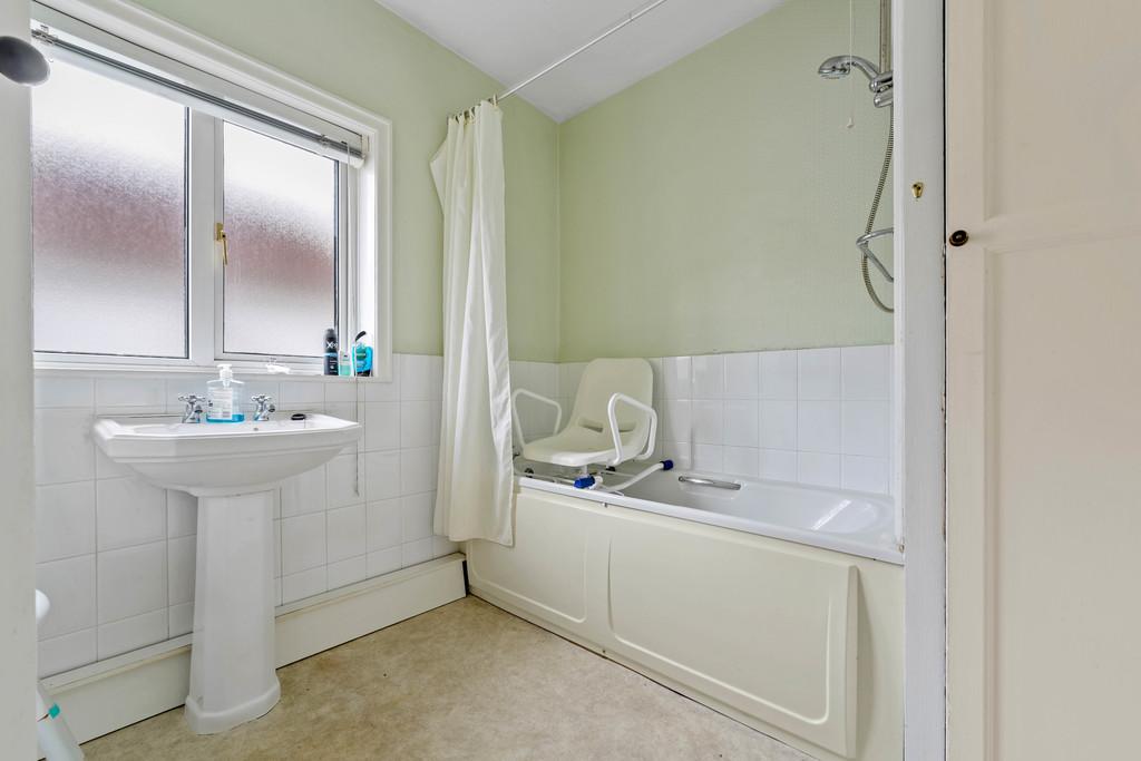 2 Knowsley Road, CH2 3 RL-6