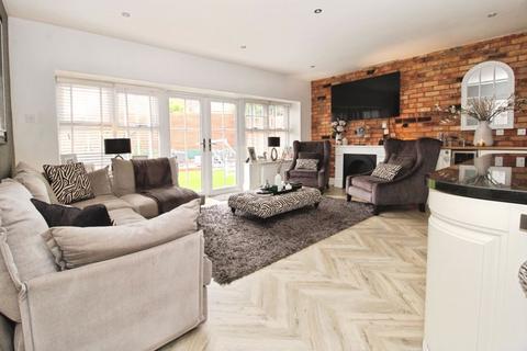 4 bedroom semi-detached house for sale, Walsall Wood Road, Aldridge, WS9 8HA