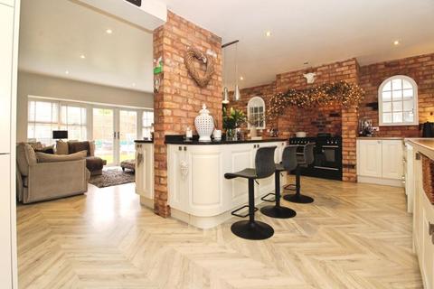 4 bedroom semi-detached house for sale, Walsall Wood Road, Aldridge, WS9 8HA