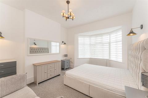 2 bedroom flat for sale, Stanmore Road, London, N15