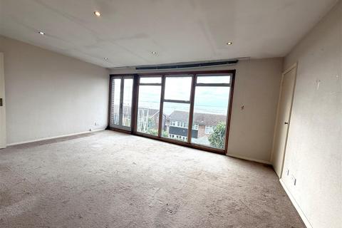 2 bedroom flat for sale, Laurel Close, Leigh On Sea, Essex