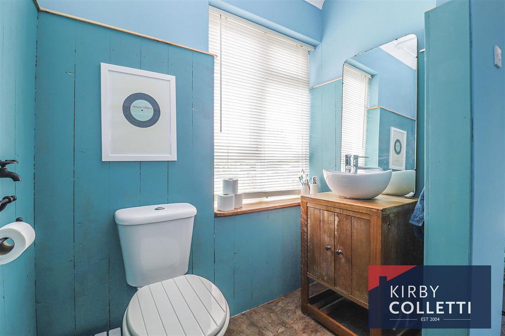 En suite to bedroom one