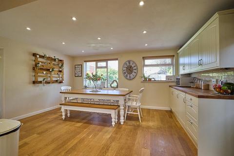 2 Armour Close, Burbage, Hinckley, LE10 2QW