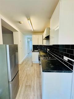 2 bedroom ground floor flat to rent, Stow Crescent, London E17