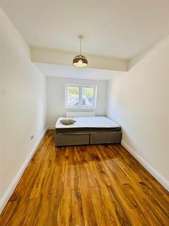 2 bedroom ground floor flat to rent, Stow Crescent, London E17