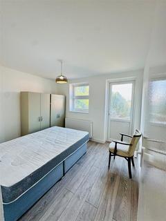 2 bedroom ground floor flat to rent, Stow Crescent, London E17