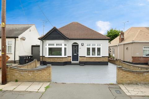 3 bedroom detached bungalow for sale, Queen Elizabeth Chase, Rochford, SS4
