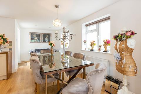 24 Bay Tree Close, High Wycombe, HP11 1JN